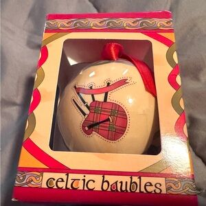 LARA Scottish Bagpipes Celtic Bauble in Red
